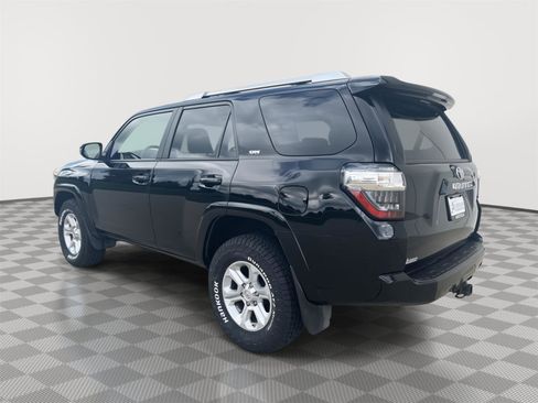 Used 2018 Toyota 4Runner SR5 AWD/4WD image 7