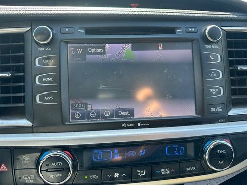 Used 2014 Toyota Highlander XLE FWD image 12