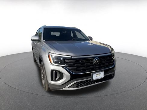 Used 2025 Volkswagen Atlas Cross Sport SE image 3