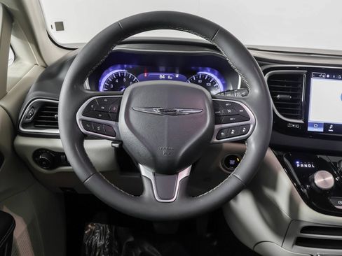 Used 2023 Chrysler Pacifica Touring-L FWD image 25