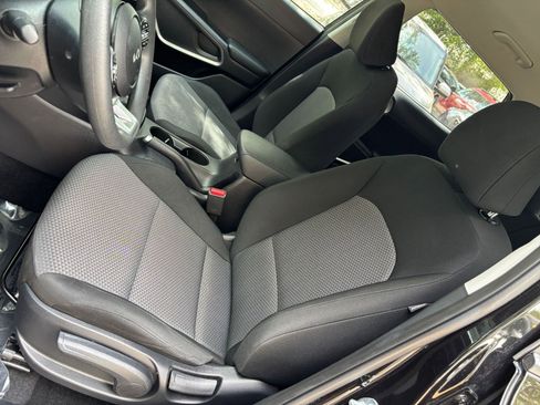 Used 2025 Kia Soul LX w/ LX Technology Package FWD image 34