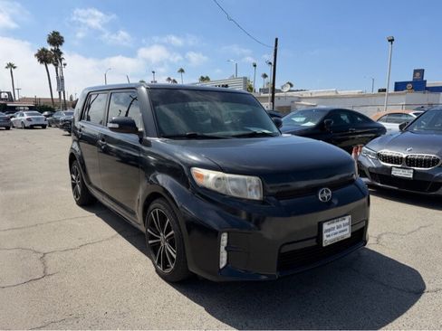 Used 2015 Scion xB FWD image 3