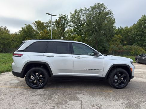 New 2025 Jeep Grand Cherokee Limited w/ Luxury Tech Group II AWD/4WD image 4