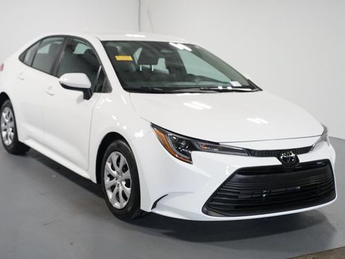 Certified 2025 Toyota Corolla LE FWD image 3