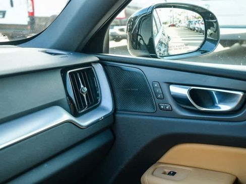 Used 2019 Volvo XC60 T6 Momentum w/ Advanced Package image 24