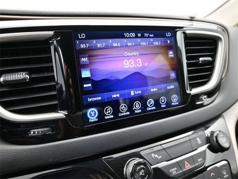 Used 2017 Chrysler Pacifica Touring-L image 17