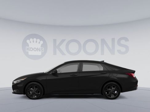 Used 2023 Hyundai Elantra SEL w/ Cargo Package FWD image 2