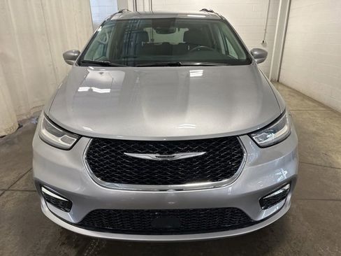 Used 2021 Chrysler Pacifica Touring-L image 2