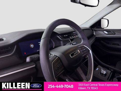 Used 2023 Jeep Grand Cherokee Limited w/ Black Appearance Package image 10