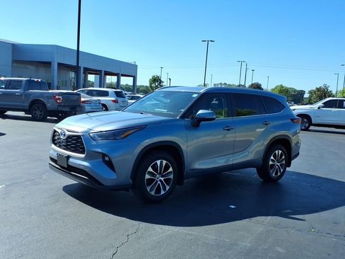 Used 2024 Toyota Highlander XLE image 7