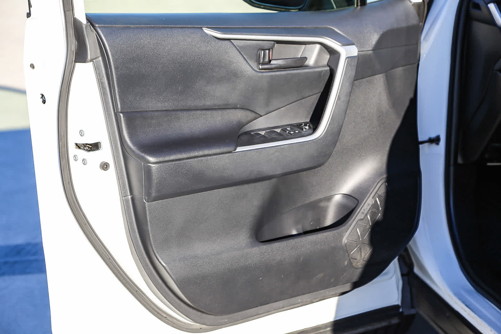 Used 2019 Toyota RAV4 LE w/ Carpet Mat Package AWD/4WD image 20