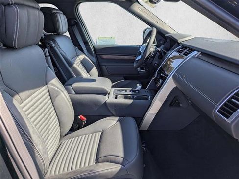 New 2025 Land Rover Discovery Dynamic SE image 17