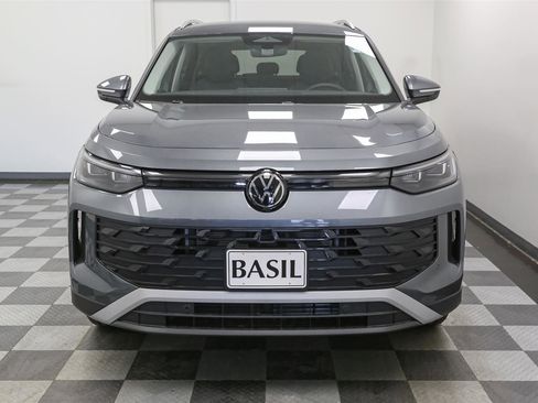 New 2025 Volkswagen Tiguan SE image 3