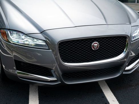Used 2020 Jaguar XF Premium RWD image 5