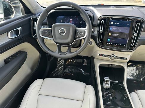 Used 2025 Volvo XC40 B5 Plus w/ Protection Package Premier image 17