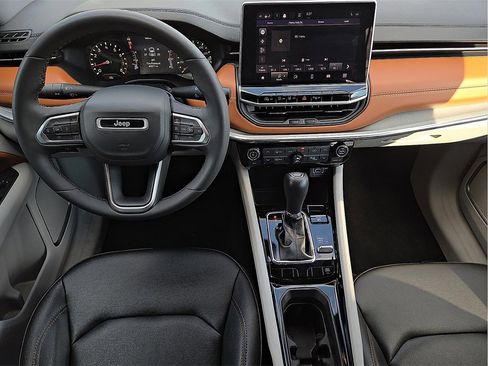 Used 2024 Jeep Compass Limited image 10