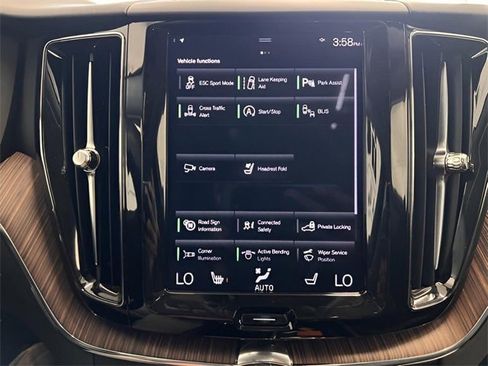 Used 2021 Volvo XC60 T5 Momentum w/ Premium Package image 28