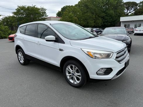 Used 2017 Ford Escape SE FWD image 3