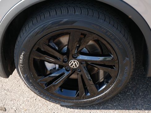Certified 2023 Volkswagen Tiguan SE R-Line AWD/4WD image 16