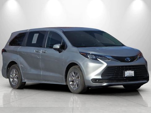 Used 2024 Toyota Sienna LE image 9