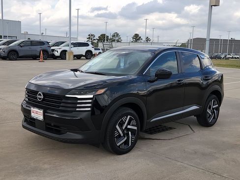 Used 2025 Nissan Kicks SV image 3