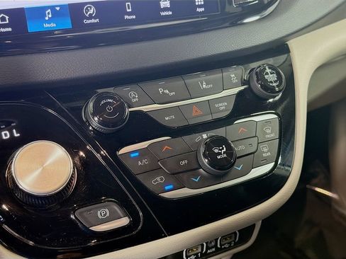 Used 2024 Chrysler Pacifica Touring-L FWD image 16