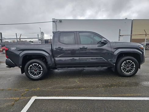 Used 2025 Toyota Tacoma TRD Sport AWD/4WD image 9