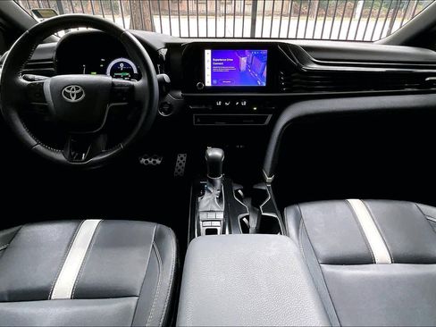 Used 2025 Toyota Camry SE w/ Convenience Package image 15