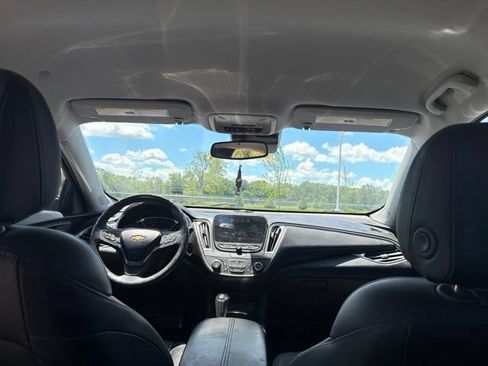 Used 2018 Chevrolet Malibu LT w/ Leather Package FWD image 15