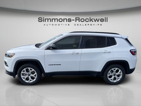 Used 2025 Jeep Compass Latitude AWD/4WD image 2