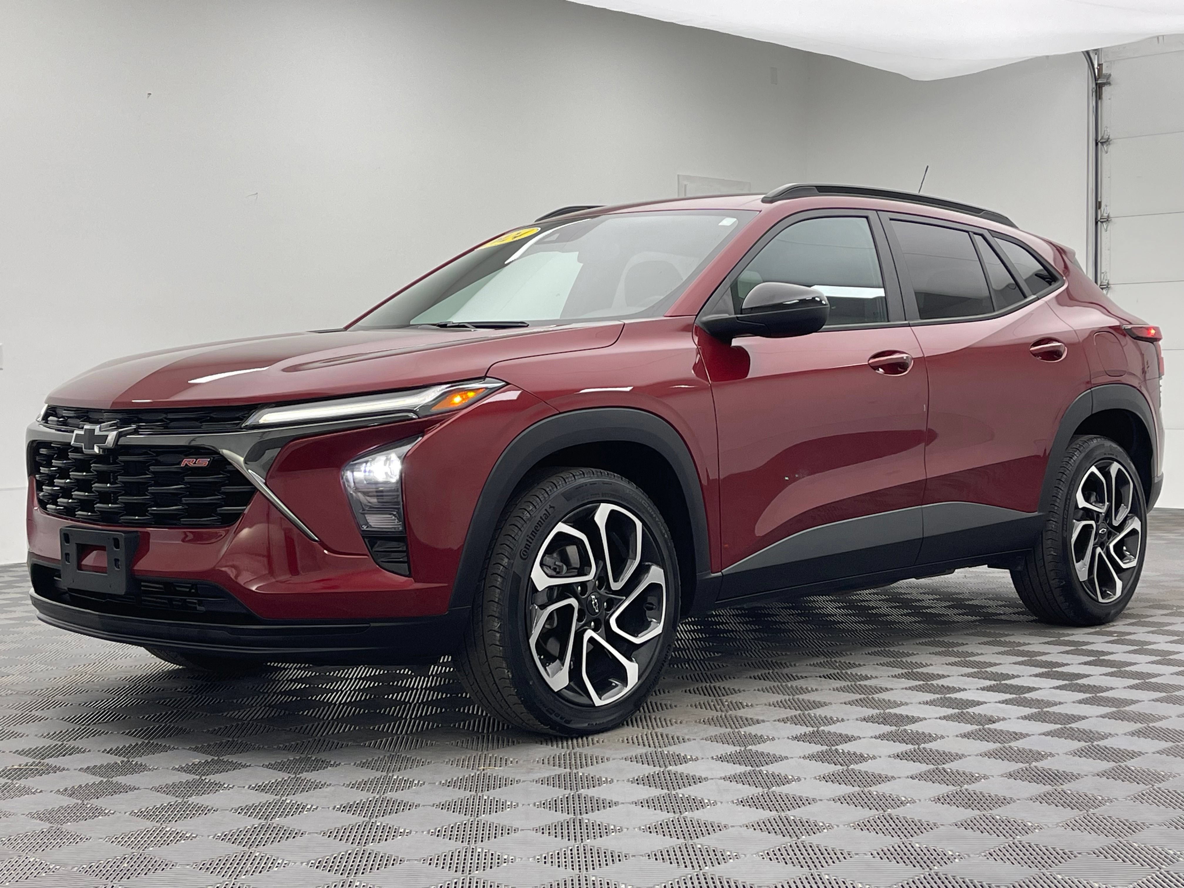 Used 2024 Chevrolet Trax RS w/ Sunroof Package FWD image 2