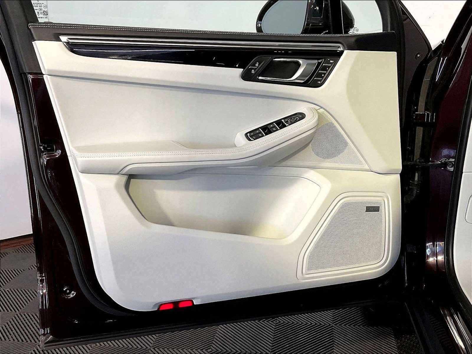 Certified 2024 Porsche Macan AWD/4WD image 25