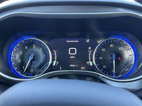 Used 2024 Chrysler Pacifica Touring-L image 31