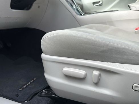 Used 2012 Toyota Venza LE w/ LE Convenience Pkg image 11