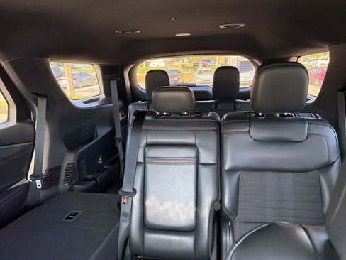 Used 2025 Ford Explorer ST-Line w/ ST-Line Street Pack image 11