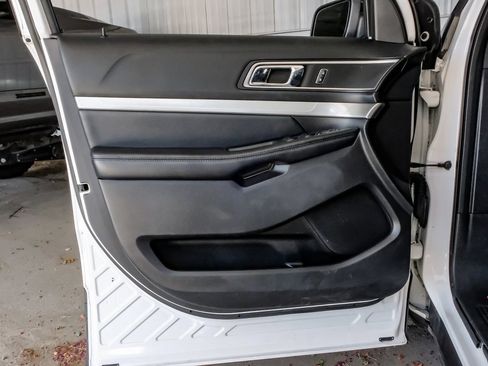 Used 2017 Ford Explorer XLT w/ Equipment Group 202A FWD image 43