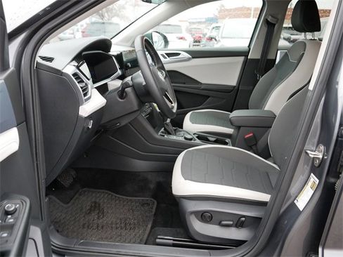 Certified 2025 Volkswagen Taos SE image 13