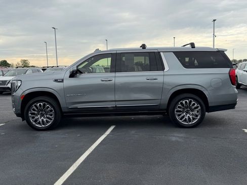 Used 2023 GMC Yukon XL Denali Ultimate AWD/4WD image 8