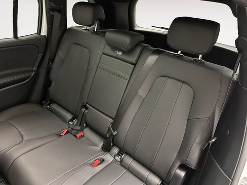 Used 2025 Mercedes-Benz GLB 250 4MATIC image 13