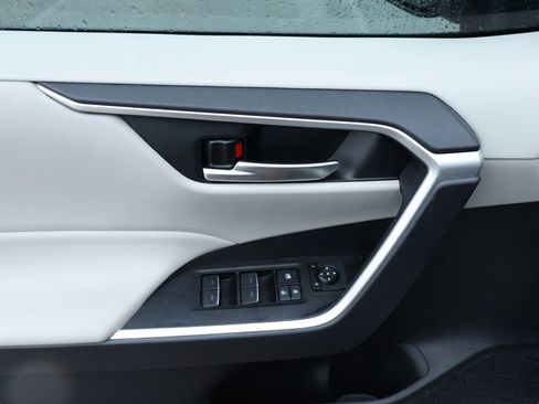 Used 2025 Toyota RAV4 XLE image 21