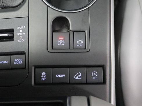 Used 2021 Toyota Highlander XLE image 28