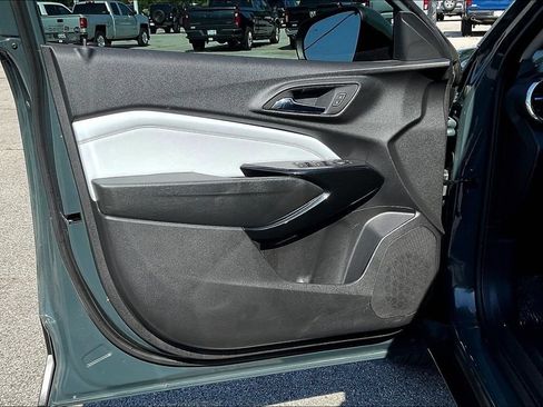 Used 2025 Chevrolet Trax LT w/ Sunroof Package FWD image 19