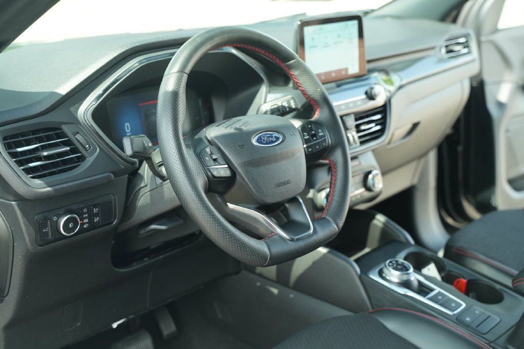 Used 2025 Ford Escape ST-Line Select AWD/4WD image 27