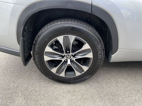 Used 2023 Toyota Highlander XLE AWD/4WD image 12