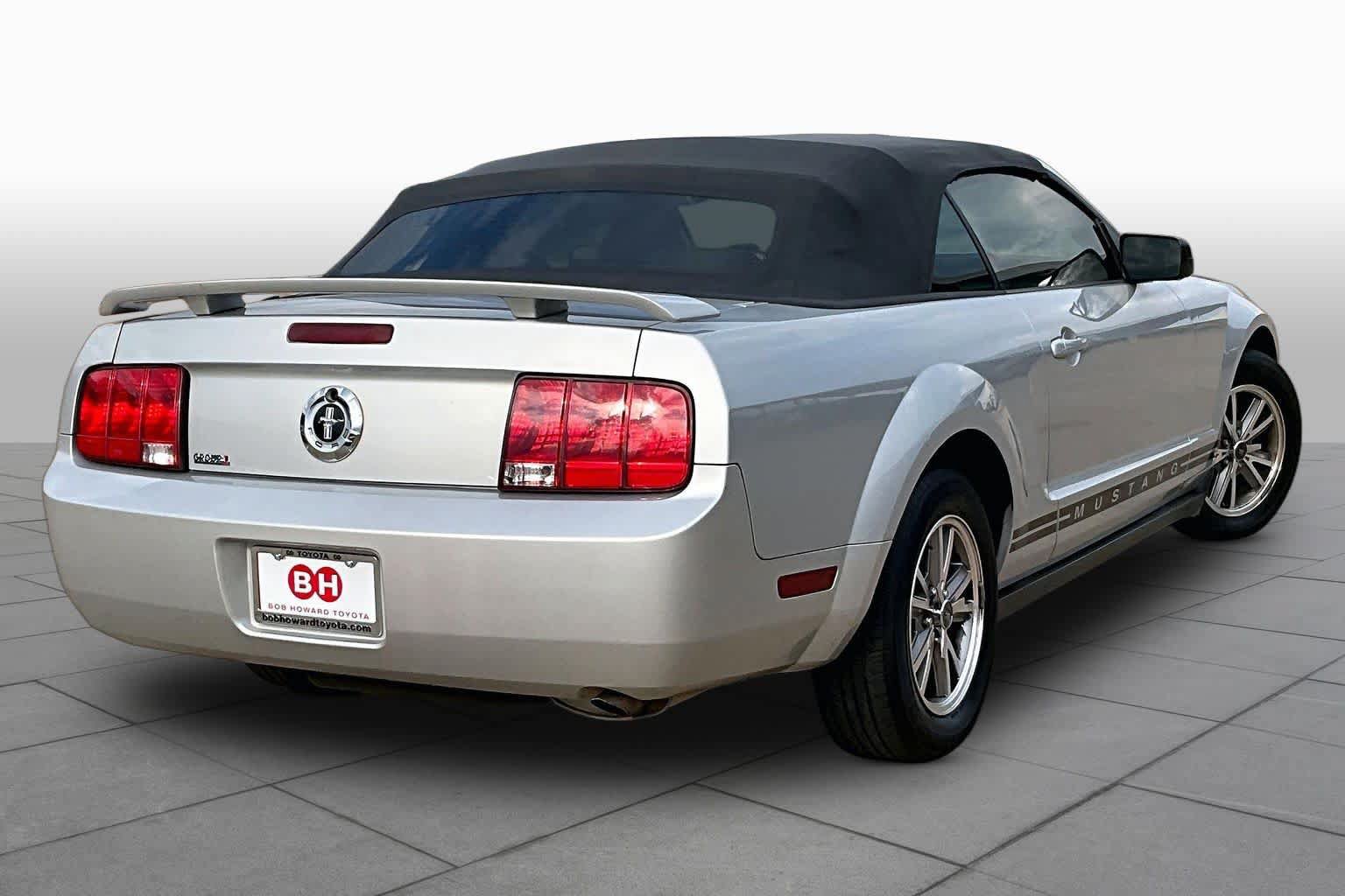 Used 2005 Ford Mustang Convertible RWD image 12