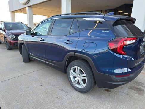 Used 2022 GMC Terrain SLE w/ Driver Convenience Package image 7