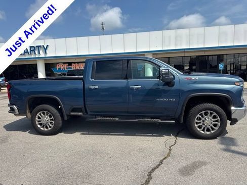 Used 2025 Chevrolet Silverado 2500 LTZ w/ LTZ Convenience Package AWD/4WD image 2