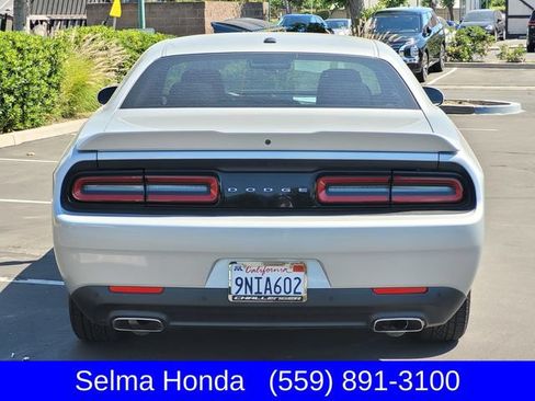 Used 2019 Dodge Challenger SXT w/ Driver Convenience Group RWD image 6