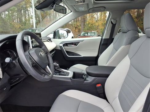 Used 2025 Toyota RAV4 XLE Premium image 5