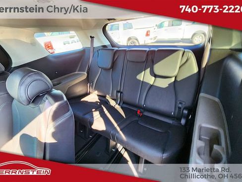 Used 2025 Kia Carnival FWD image 25
